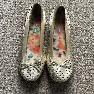 Vionic gold flats Size 8